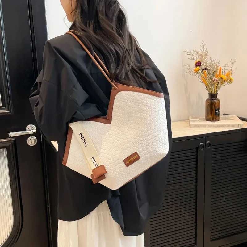 Retro Large Capacity Tote Bag Classic Summer New Style Single Shoulder Bag Versatile Commuting Armpit Bag High Quality TextureW250926