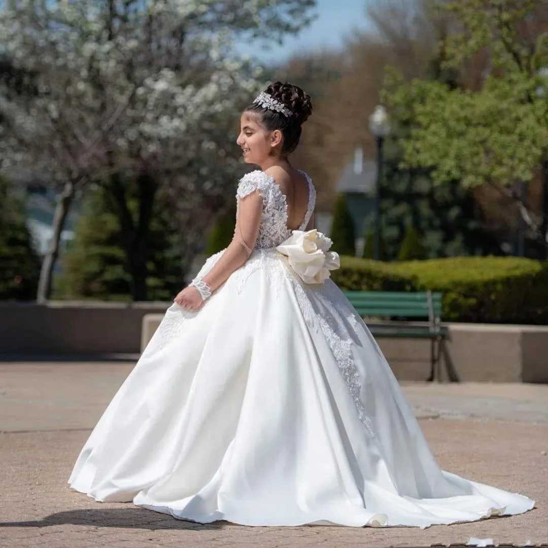 Customized White Satin Flower Girl Dresses for Wedding Lace Appliques Floor Length First Communion Kids Birthday Party Ball Gown Z250926