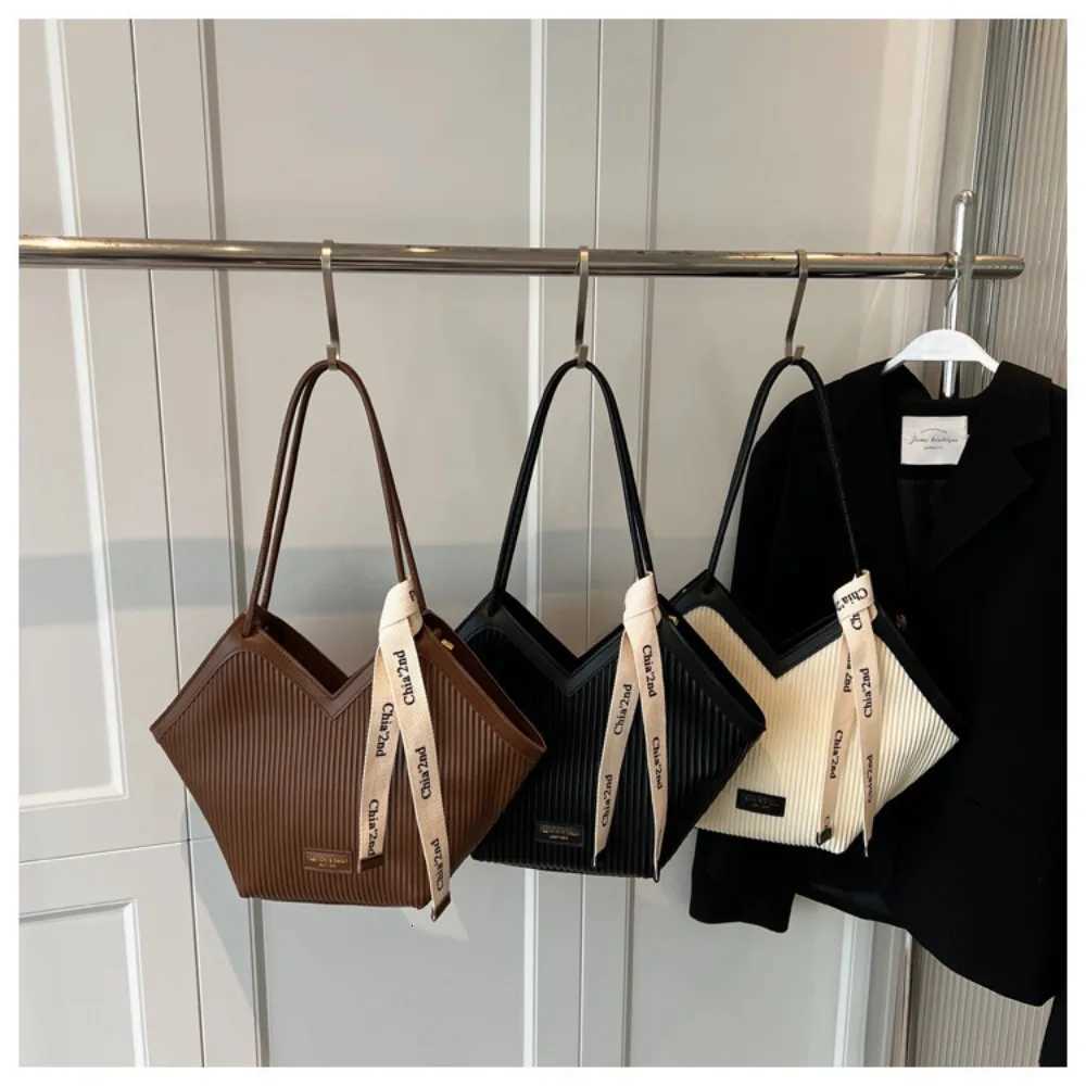 Largecapacity Tote Bag Joker Shoulder Bag Casual Heartshaped Underarm Bag Female Commuter High Sense Retro LargeW250926