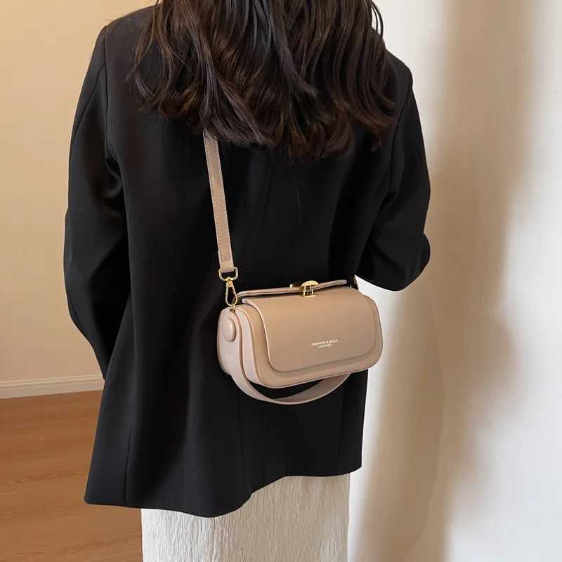 Classic Black Shoulder Bag Womens Versatile Retro Crossbody Square Bags 2024 New Large Capacity Textured Leather Flap Handbags Z250926