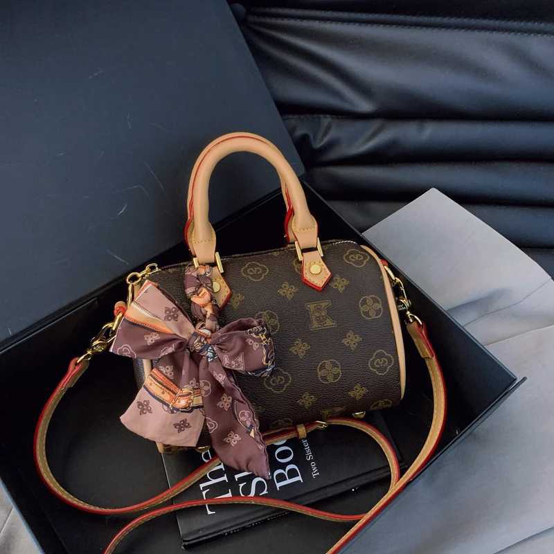 Classic Elegant Leather Crossbody Bag For Women Luxury Designer Shoulder Bag Vintage Style Fashionable ToteW250926