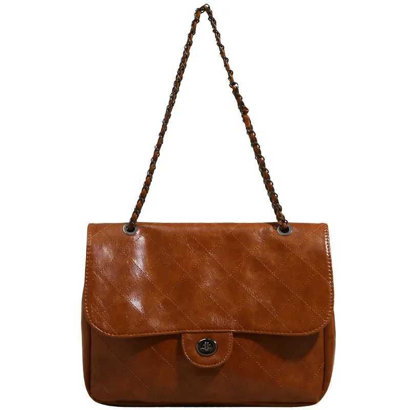Womens OL Large Capacity Commuter Bag New Style Bag Retro Womens One Shoulder Armpit Bag Lingge Chain Womens Bag Satchels Z250926