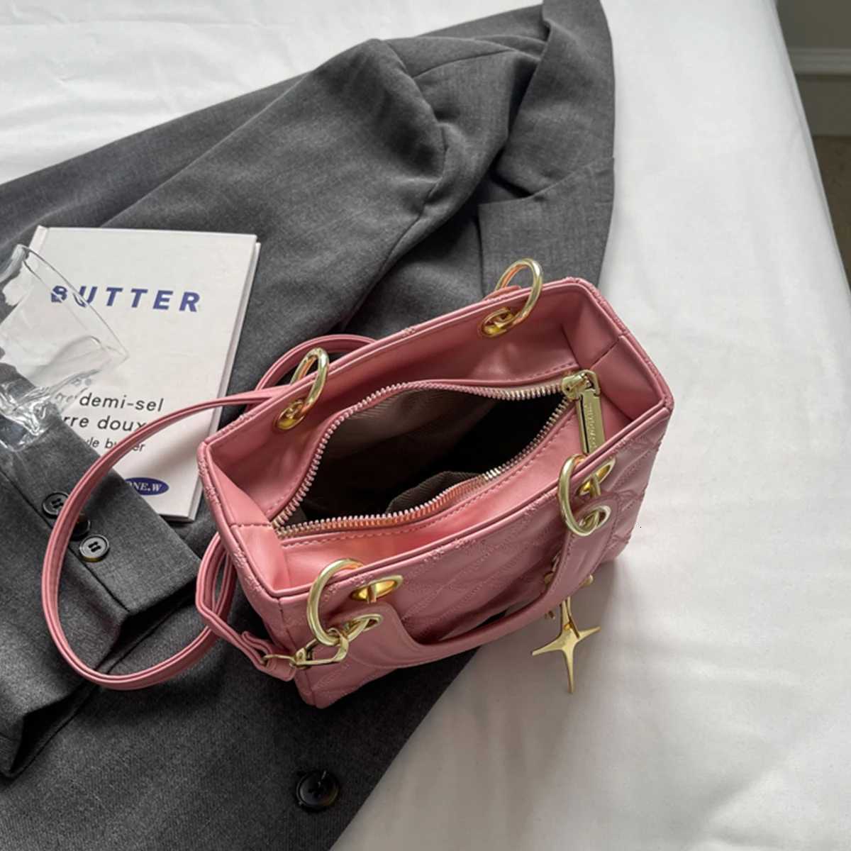 Women Quilted Argyle Crossbody Bag Large Capacity PU Star Charm Detachable Strap Zipper Shoulder Bag for Daily Commute Shopping Z250926