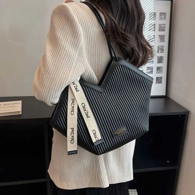 Womens Handbag Shoulder Bag Fashionable Womens Designer Luxurious Large Capacity Heartshaped HandbagW250926