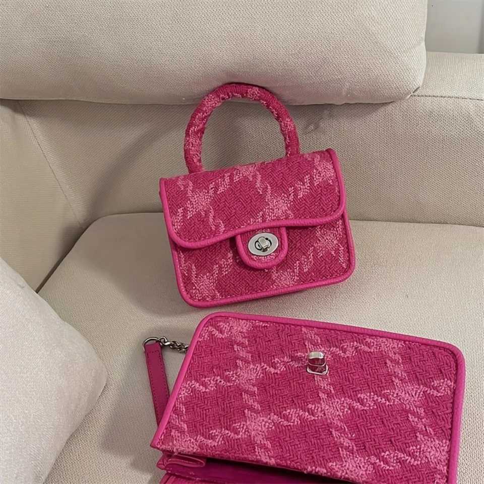 Quilted Crossbody Handbag with Lock Closure and Chain Strap Z250926