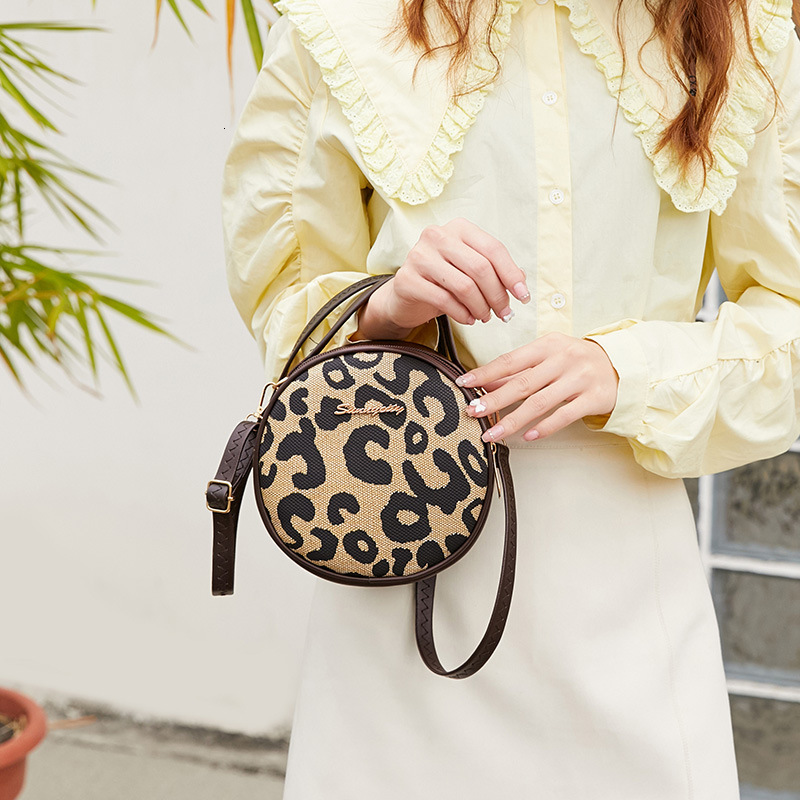 2025 autumn and winter bag new European and American style trendy design shoulder bag women's handbag retro leopard print small round bag designe