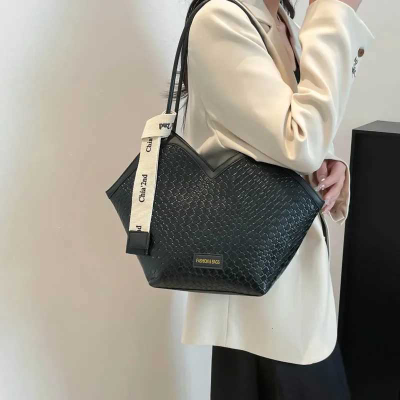 Retro Large Capacity Tote Bag Classic Summer New Style Single Shoulder Bag Versatile Commuting Armpit Bag High Quality TextureW250926