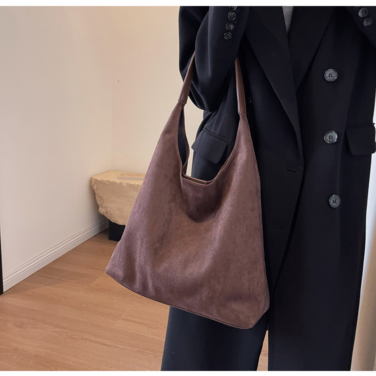 French retro style women's soft velvet bread autumn and winter new fashion large capacity shoulder bag light luxury designer bag bag simple bucke