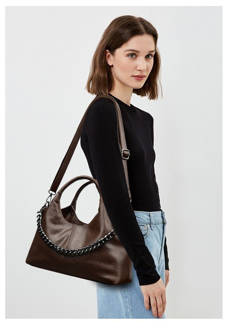2025 autumn and winter large capacity niche design retro shoulder bag chain design clean bag trendy leather design women's light luxury designer 