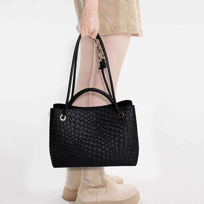 Niche Design 2024 New Metal Rope Buckle Woven Tote Single Shoulder Handheld Large Capacity Women's Bag