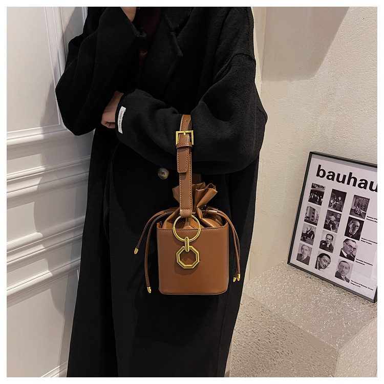 2025 French autumn and winter new trend retro style women's crossbody bag leather bag texture hand-held bucket bag light luxury clean designer ba