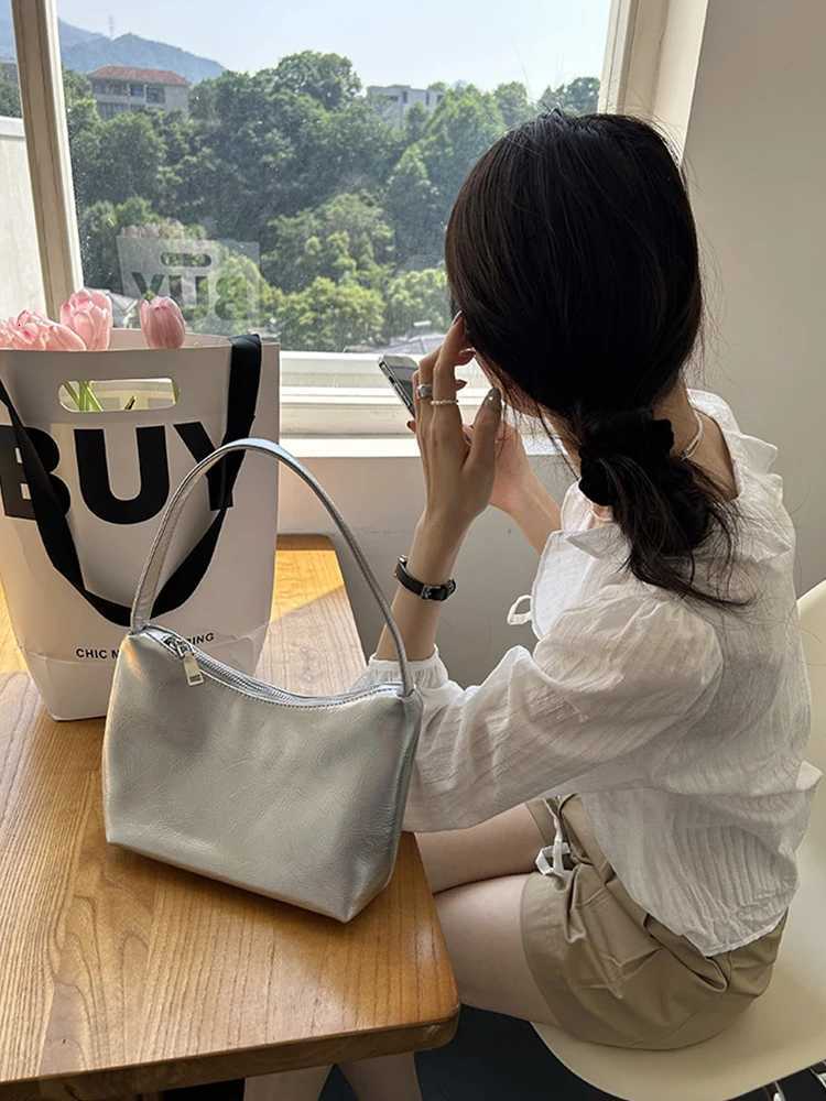 2025 new silver fashionable armpit bag with niche design shoulder bag handbag womens daily simple commuting bag Z250926