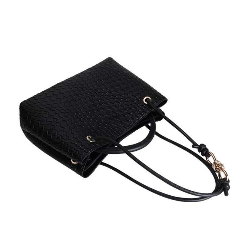 Niche Design 2024 New Metal Rope Buckle Woven Tote Single Shoulder Handheld Large Capacity Women's Bag