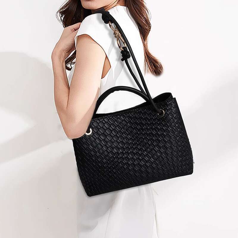 Niche Design 2024 New Metal Rope Buckle Woven Tote Single Shoulder Handheld Large Capacity Women's Bag
