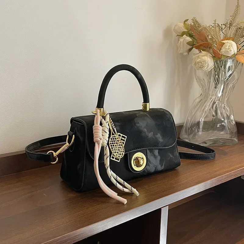 2025 New Fashion Hand Carry Small Square Bag SimpleVersatile Trendy Single Shoulder Womens Bag Free Shipping Z250926