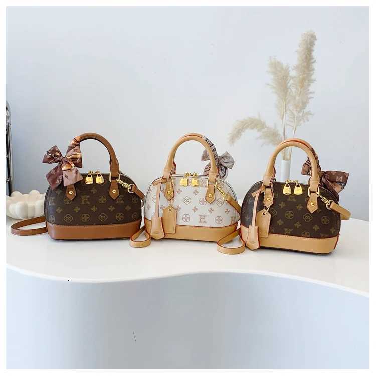 Fashionable Vintage Tote Bag for Women with Large Capacity Crossbody Option and Simple EleganceW250926