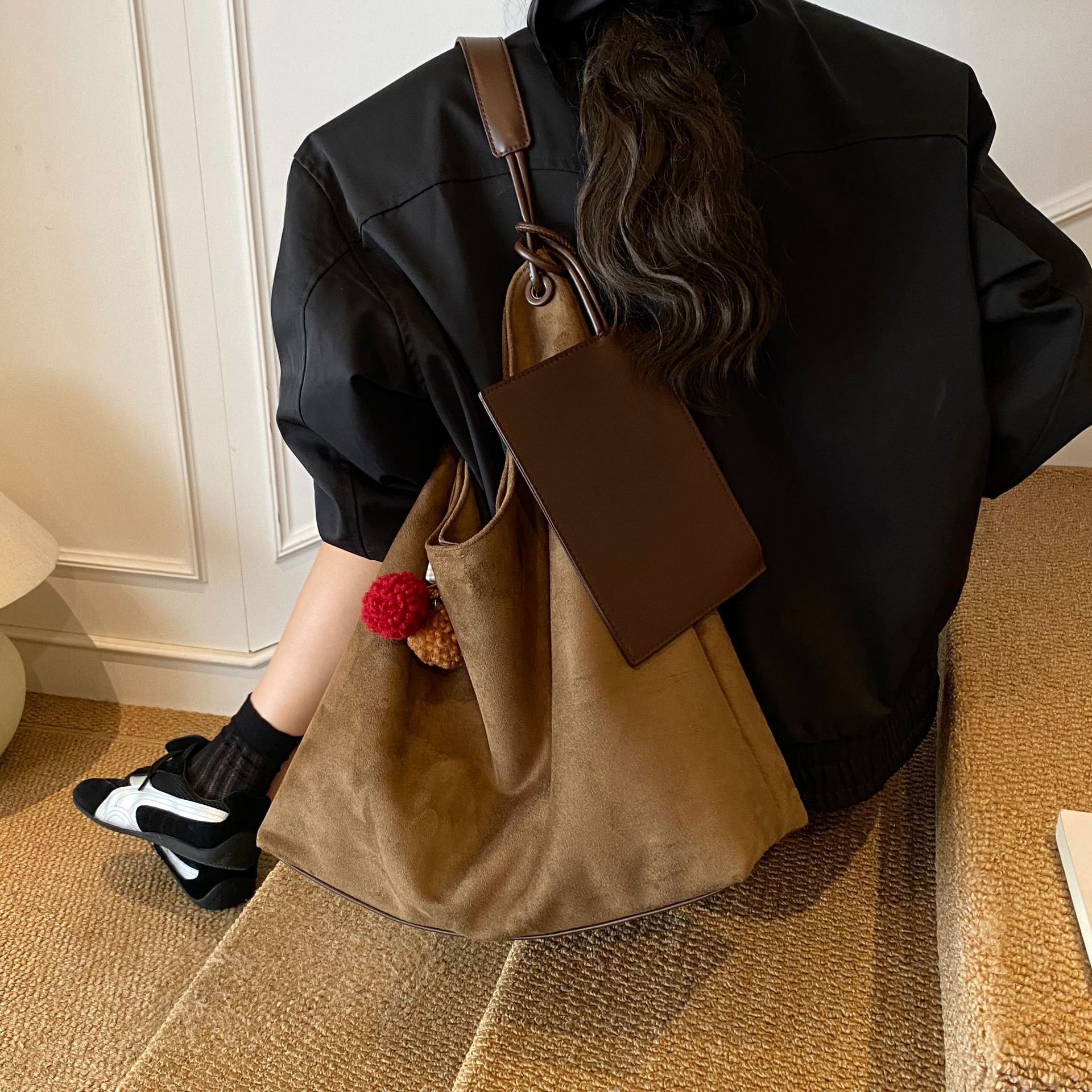 French retro light luxury velvet bread women's new autumn and winter trend bag clean large capacity shoulder bag simple popular handbag designer 