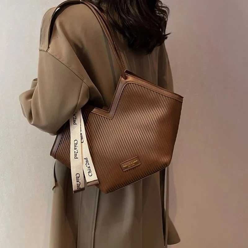 Womens Handbag Shoulder Bag Fashionable Womens Designer Luxurious Large Capacity Heartshaped HandbagW250926