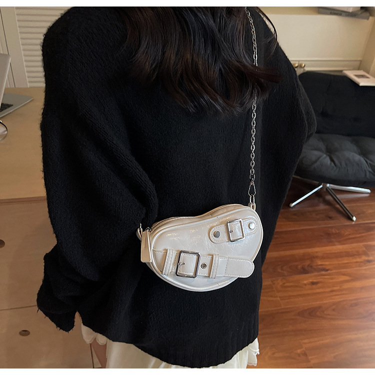 2025 autumn and winter Korean bag style new niche design women's heart-shaped mini shoulder bag retro light luxury style designer bag