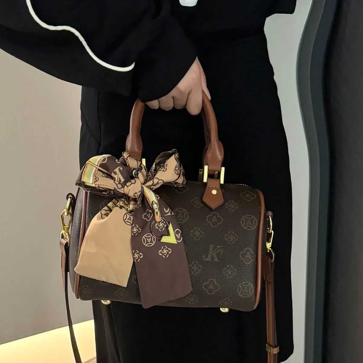 HighQuality Tote Bag with Crossbody Strap Leather Handbag for Women Elegant Classic Luxury BrandW250926