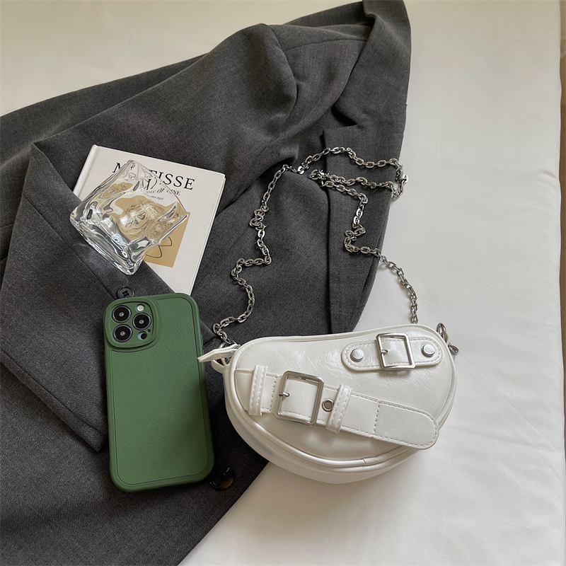 2025 autumn and winter Korean bag style new niche design women's heart-shaped mini shoulder bag retro light luxury style designer bag