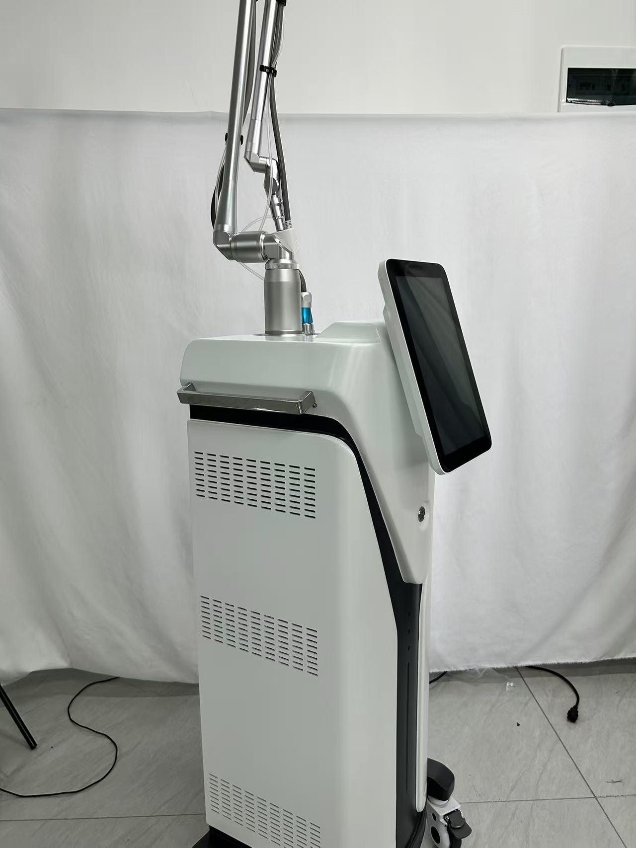 CO2 Fractional Laser Therapy Machine Acne Scar Removal Skin Tightening Stretch Mark Reduction Vaginal Rejuvenation Wrinkle Removal Device For Aestheti