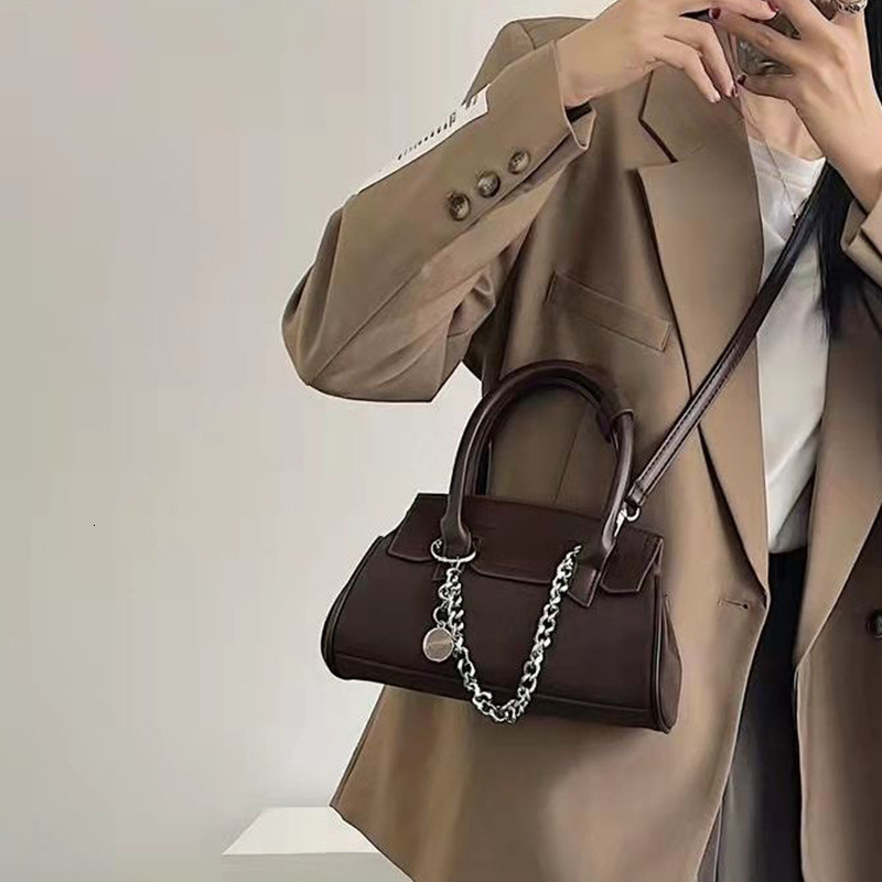 2025 bag autumn and winter European retro style clean new handheld matte bag niche design patch chain light luxury women's shoulder bag designer 