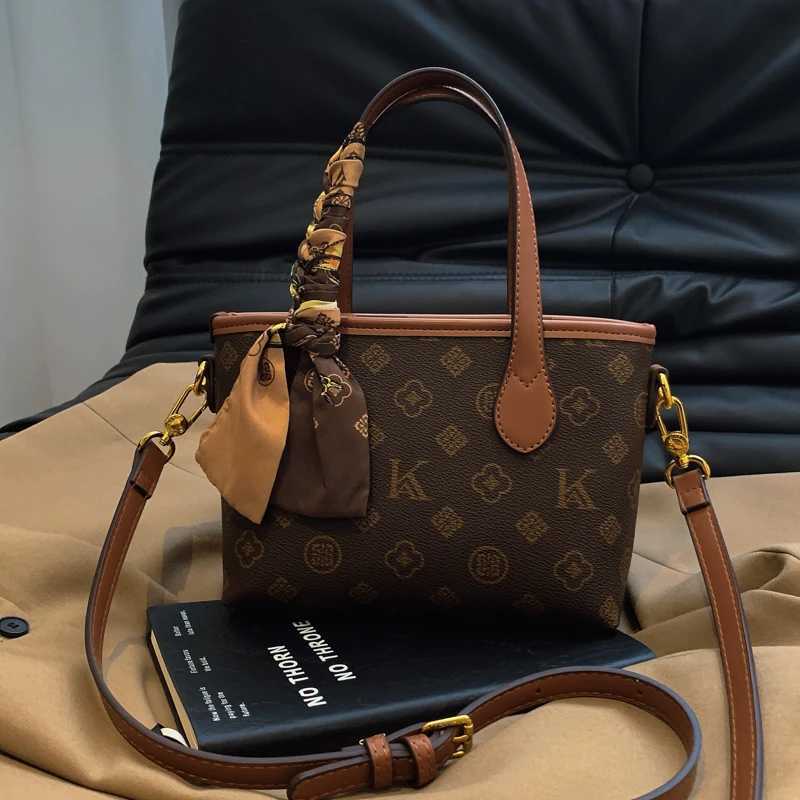 Unique Vintage Leather Messenger Bag For Commuter Use Featuring Minimalist Style Elegant And Paris Fashion FlairW250926