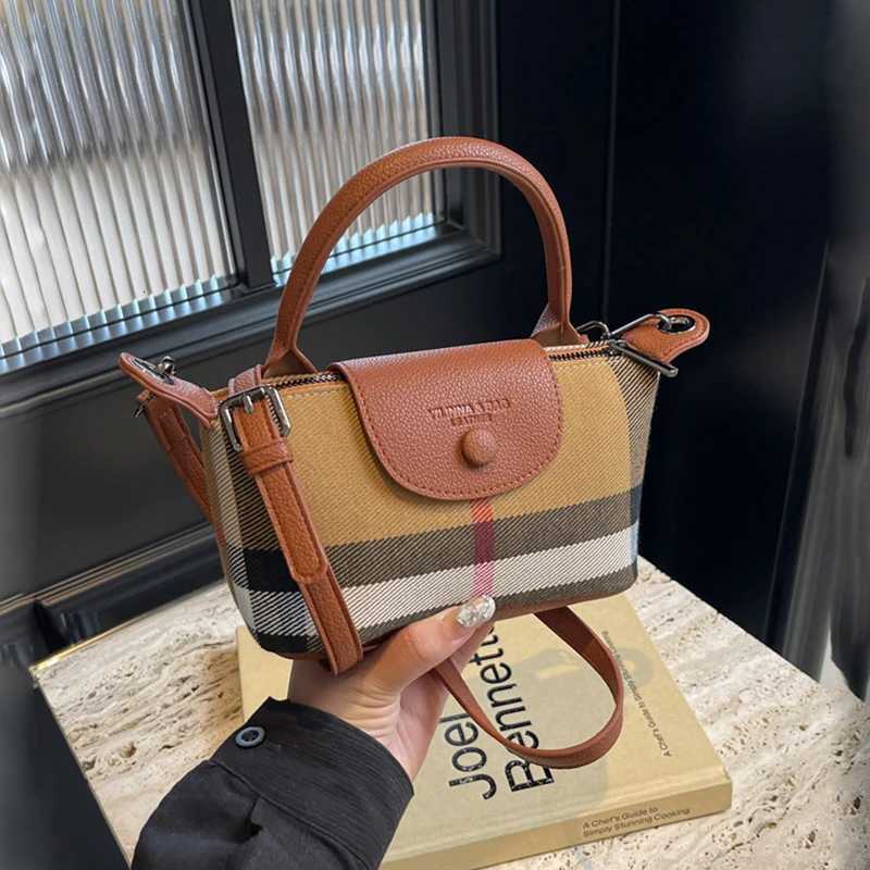 European and American Fashion Womens Bag 2025 New Check Pattern Bag Handheld Dumpling Bag Handheld Crossbody BagW250926