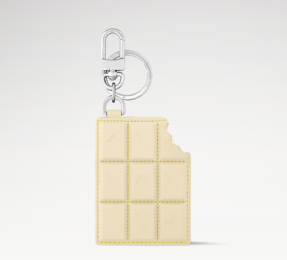 With Box HOT Designer Keychains CHOCOLATE White Luxury Car Keychain with Pendant Men Women Key ring - Unisex Fashion Accessories