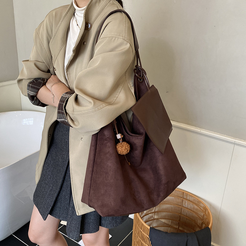 French retro light luxury velvet bread women's new autumn and winter trend bag clean large capacity shoulder bag simple popular handbag designer 