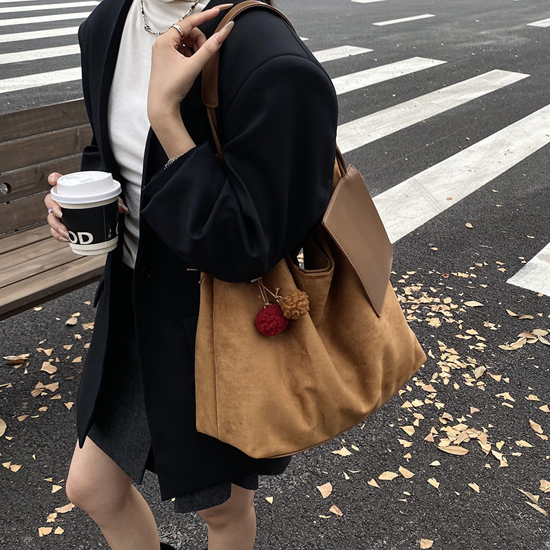 French retro light luxury velvet bread women's new autumn and winter trend bag clean large capacity shoulder bag simple popular handbag designer 