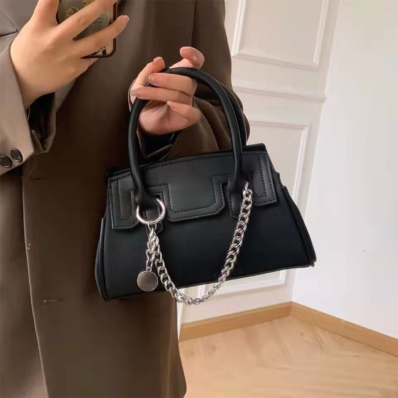 2025 bag autumn and winter European retro style clean new handheld matte bag niche design patch chain light luxury women's shoulder bag designer 