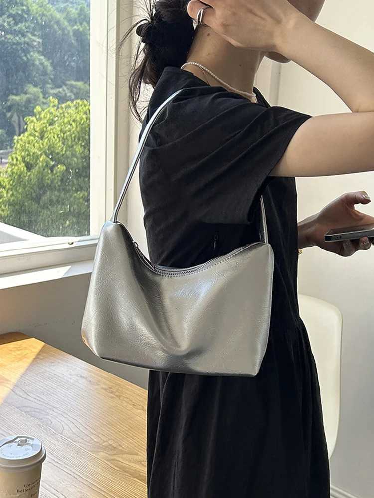 2025 new silver fashionable armpit bag with niche design shoulder bag handbag womens daily simple commuting bag Z250926