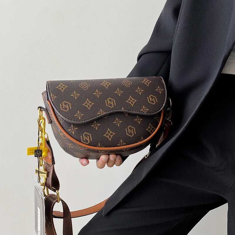 2025 New Womens Niche Highend Textured Printed Saddle Bag Fashion Versatile Underarm Single Shoulder Oblique Span BagW250926