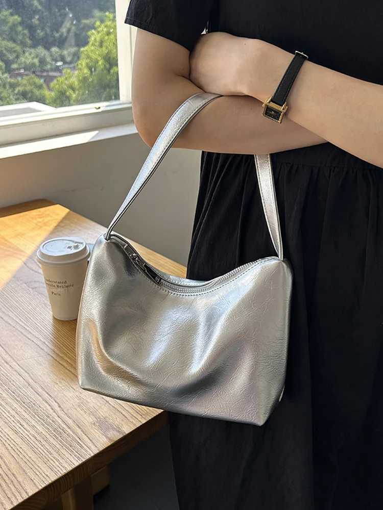 2025 new silver fashionable armpit bag with niche design shoulder bag handbag womens daily simple commuting bag Z250926