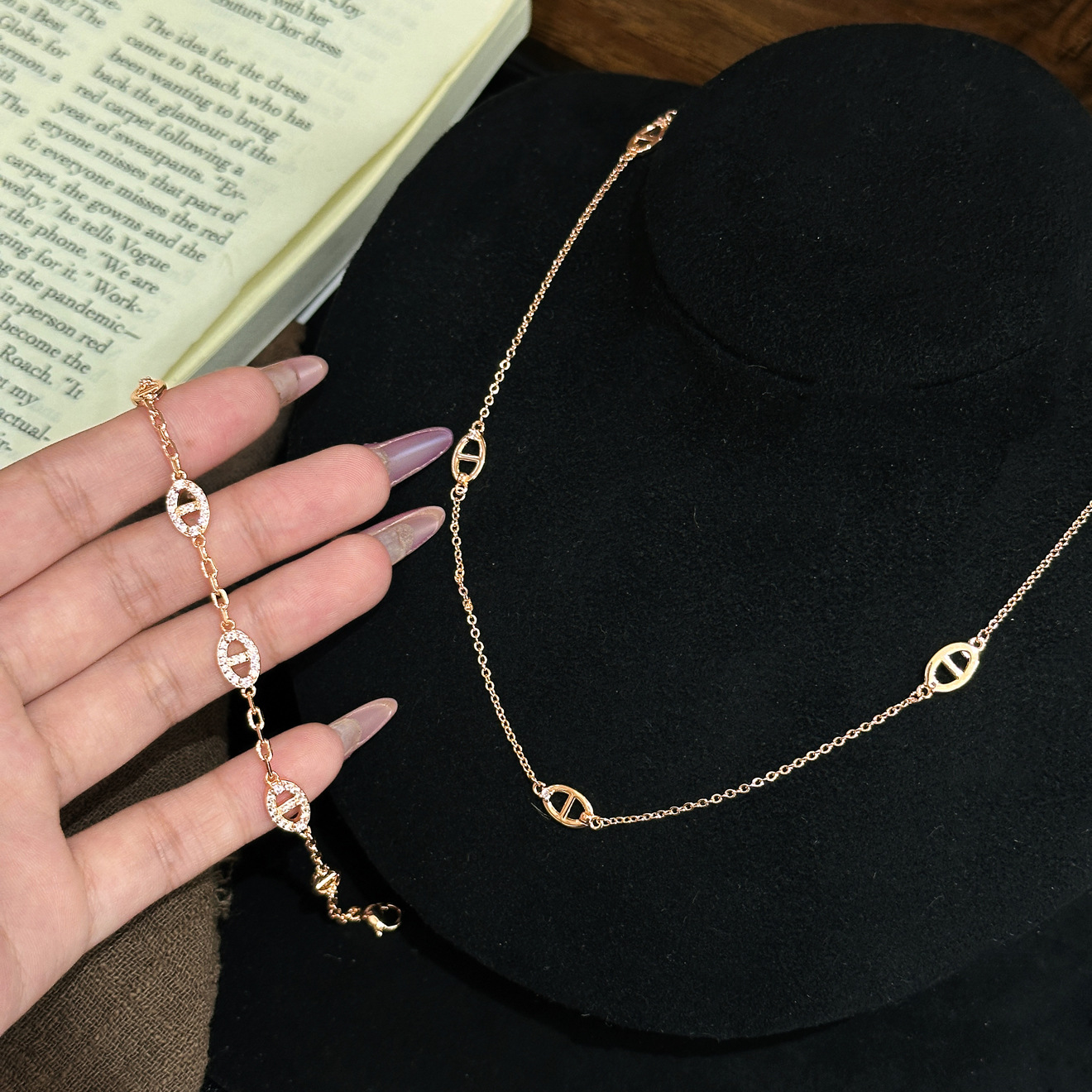 High-Quality Exquisite Bare Pig Nose Bracelet Elegant Versatile Light High-End Collarbone Chain Set