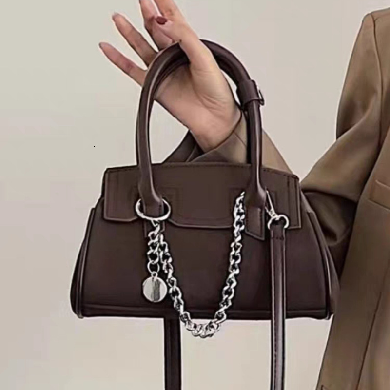 2025 bag autumn and winter European retro style clean new handheld matte bag niche design patch chain light luxury women's shoulder bag designer 