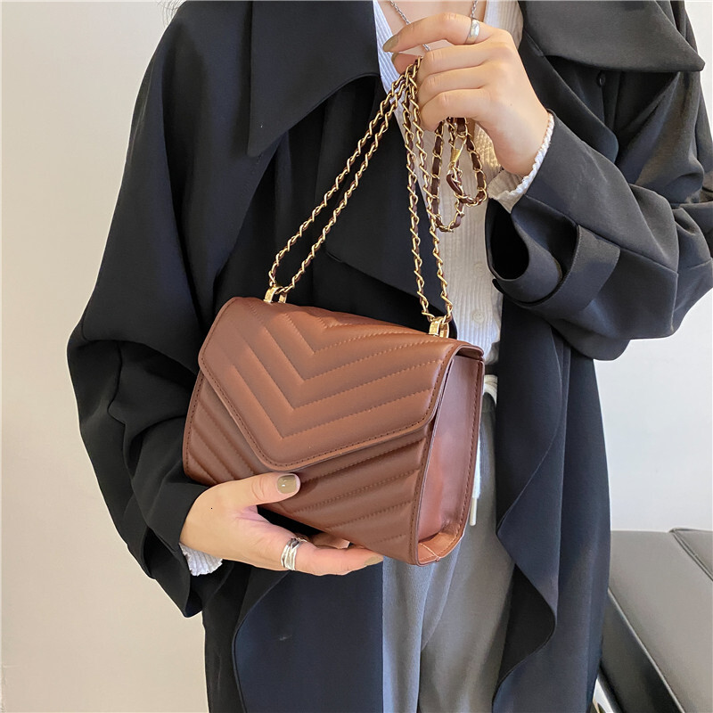 Autumn/winter 2025 new women's shoulder bag niche design fashion chain shoulder bag French light luxury designer bag trendy bag small square bag