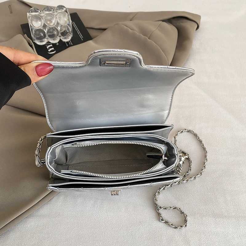 Womens Small Crossbody Bag Single Shoulder Handbag with Chain Strap Mini Purse for Casual Daily Evening Use Z250926