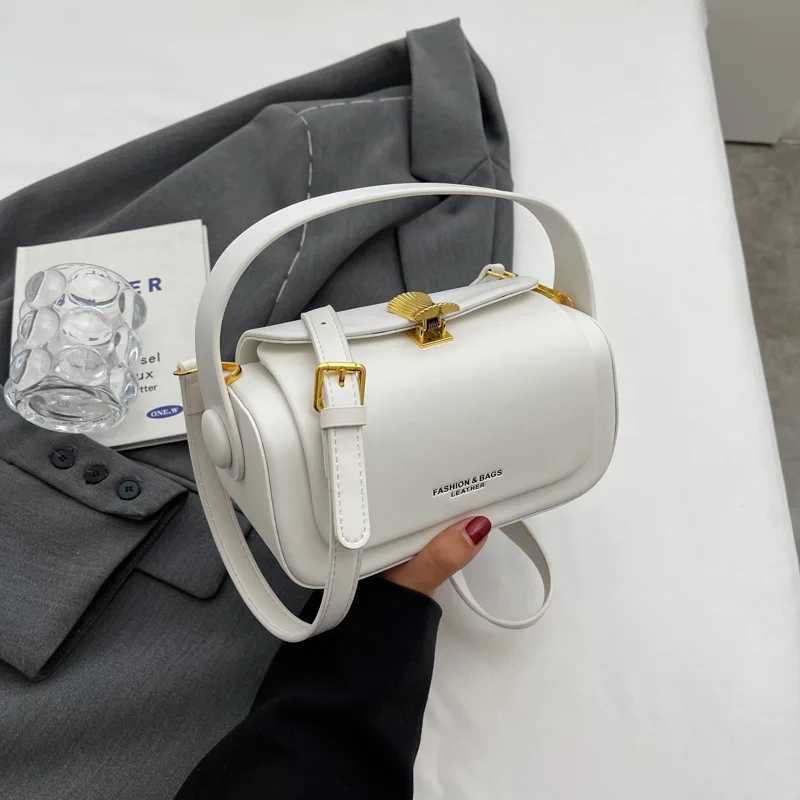 Classic Black Shoulder Bag Womens Versatile Retro Crossbody Square Bags 2024 New Large Capacity Textured Leather Flap Handbags Z250926