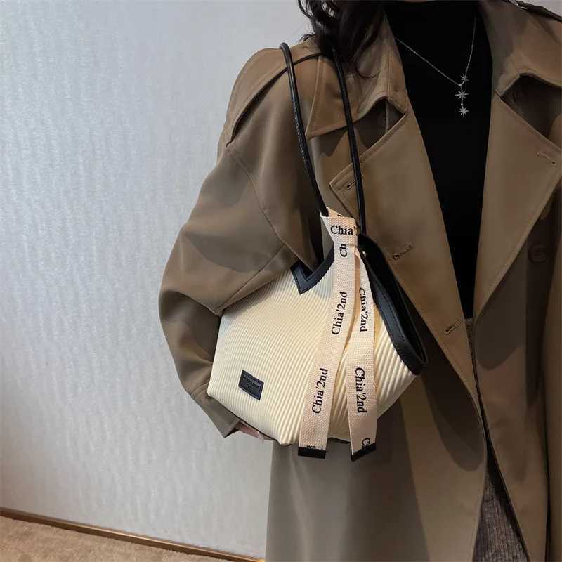 Trendy Largecapacity Shoulder Bag Womens Vertical Lines Retro Versatile Leisure Commuting Shoulder Bagssummer New TideW250926