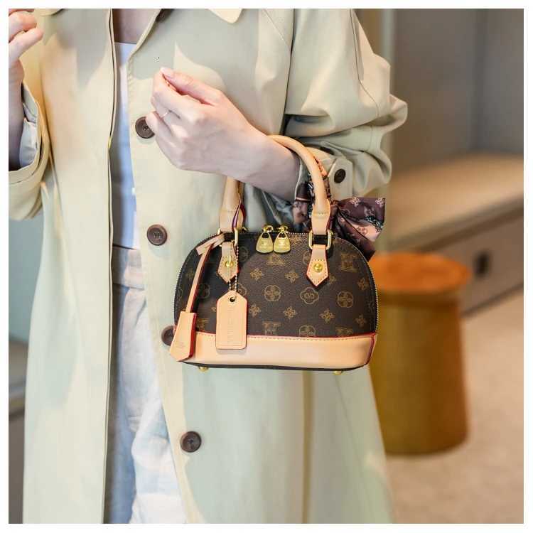Fashionable Vintage Tote Bag for Women with Large Capacity Crossbody Option and Simple EleganceW250926