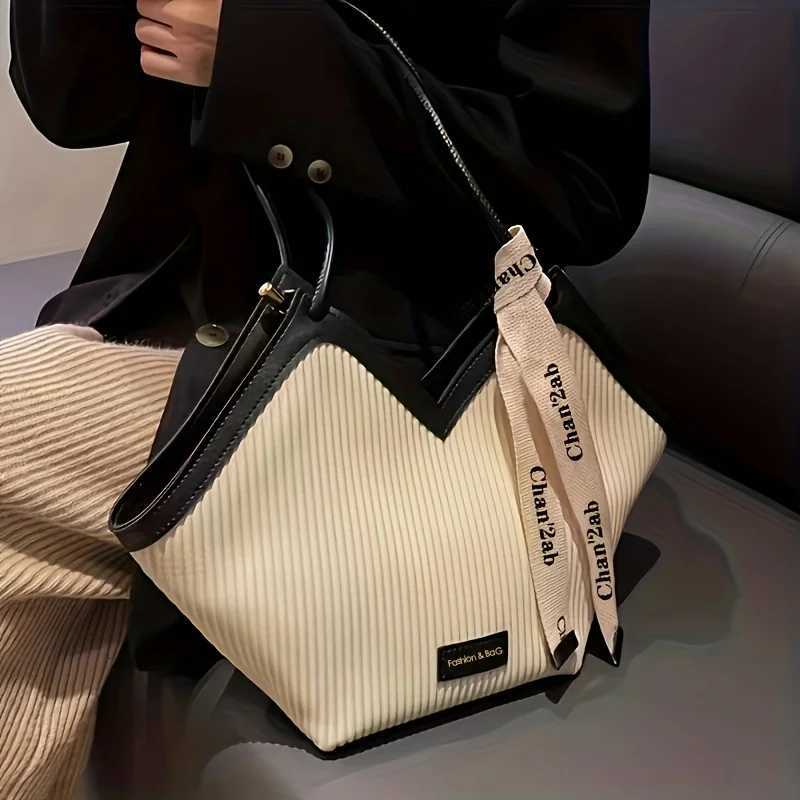 Womens Vertical Lines Retro Versatile Leisure Commuting Shoulder BagsTrendy Largecapacity Shoulder Bag Summer New TideW250926