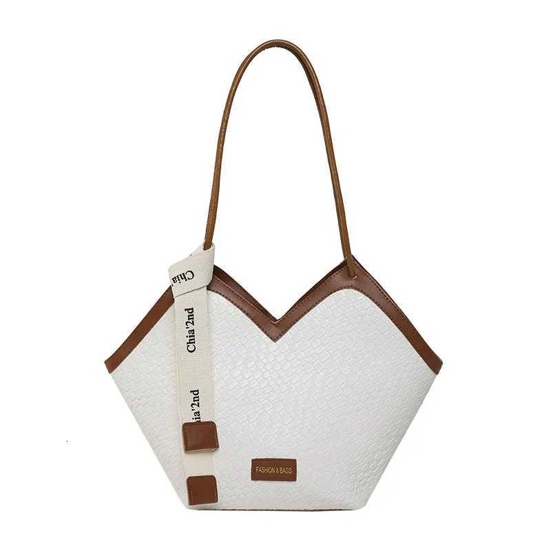 Retro Large Capacity Tote Bag Classic Summer New Style Single Shoulder Bag Versatile Commuting Armpit Bag High Quality TextureW250926