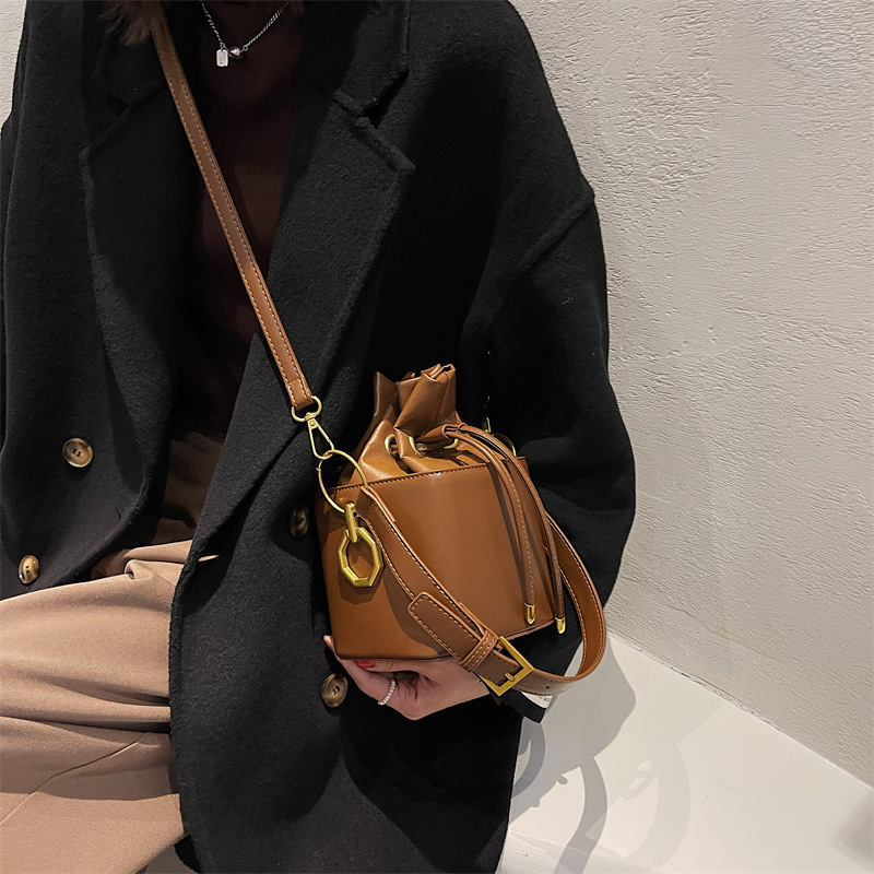 2025 French autumn and winter new trend retro style women's crossbody bag leather bag texture hand-held bucket bag light luxury clean designer ba