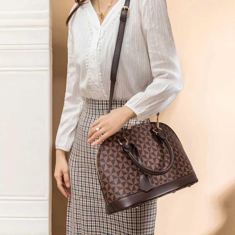 New Fashion Womens Shell Bag Trend Brand Simple Printed Shoulder Bag High Quality Elegant Crossbody Bag Designer Luxury HandbagW250926