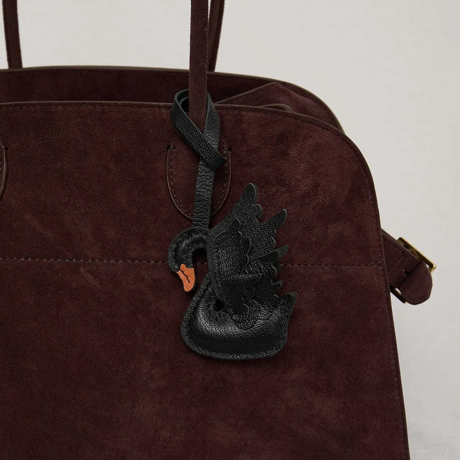 Luxurious Handmade Real Leather Black And White Swan Couple Keychain Gift Cute Decoration Suitable For Bag Exquisite Charm Bag Accessories D2509261