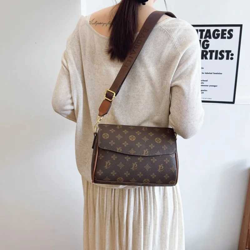 Trendsetting Womens Shoulder Bag Maillard Style Retro Crossbody Purse Work Daily Use Fashionable HotW250926