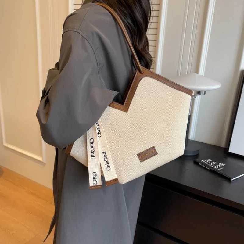 Oversized Heart Accent Tote Crossbody Bag 2025 New Commuter Ready Student Casual Bags Women Premium Textured Underarm BagW250926